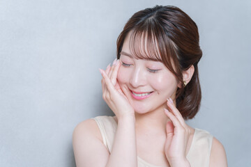 スキンケアする若い女性(美容・ビューティー)